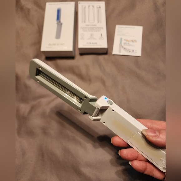 Small handheld Ultraviolet light for sterilization - Picture 5 of 6